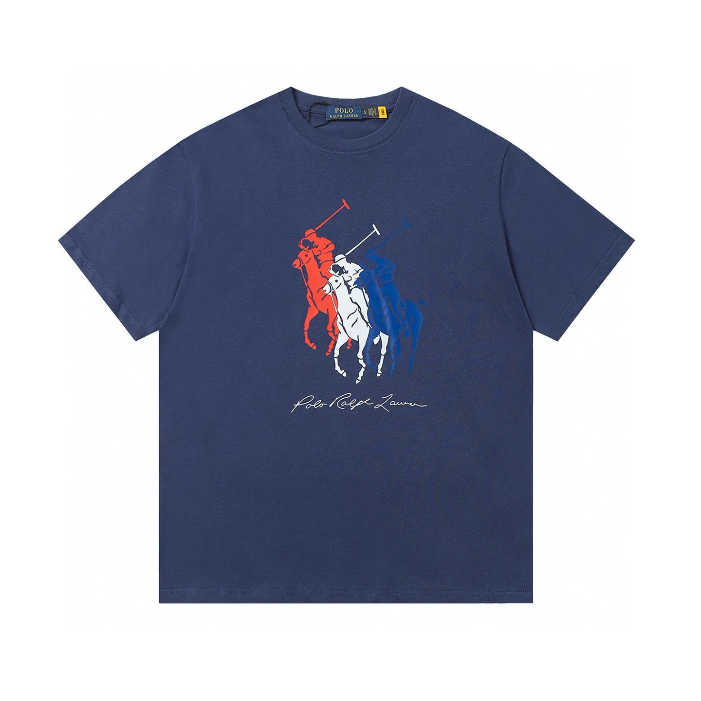P130 Style number: 657 Ralph Lauren/Ralph Lauren 2025 new summer pure cotton 240g silicone Polo embossed round neck T-shirt. The main LOGO on the neck has a QR code mark, which can be scanned for verification. It uses 3D silicone three-dimensional English letter logo embossing to distinguish low-quality products on the market. 32 counts, 240g hydrophilic toner, 100% cotton fabric, comfortable and soft, highly breathable, focusing on high-end cost-effectiveness, needless to say good quality. Available in a variety of colors, both boys and girls can try this genderless style, giving them a yuppie tone in no time. Immerse yourself in your leisurely style, and have your own style in retro. Natural, vivid and very French romantic feelings, perfectly integrating youthful atmosphere and trend. Color: white, navy blue, light green Size: S-xL S Shoulder width 44 Bust 104 Sleeve length 23 Clothing length 72 M Shoulder width 45 Bust 108 Sleeve length 24 Clothing length 74 L Shoulder width 46 Bust 112 Sleeve length 25 Clothing length 76 xL Shoulder width 47 Bust 116 Sleeve length 26 Clothing length 78